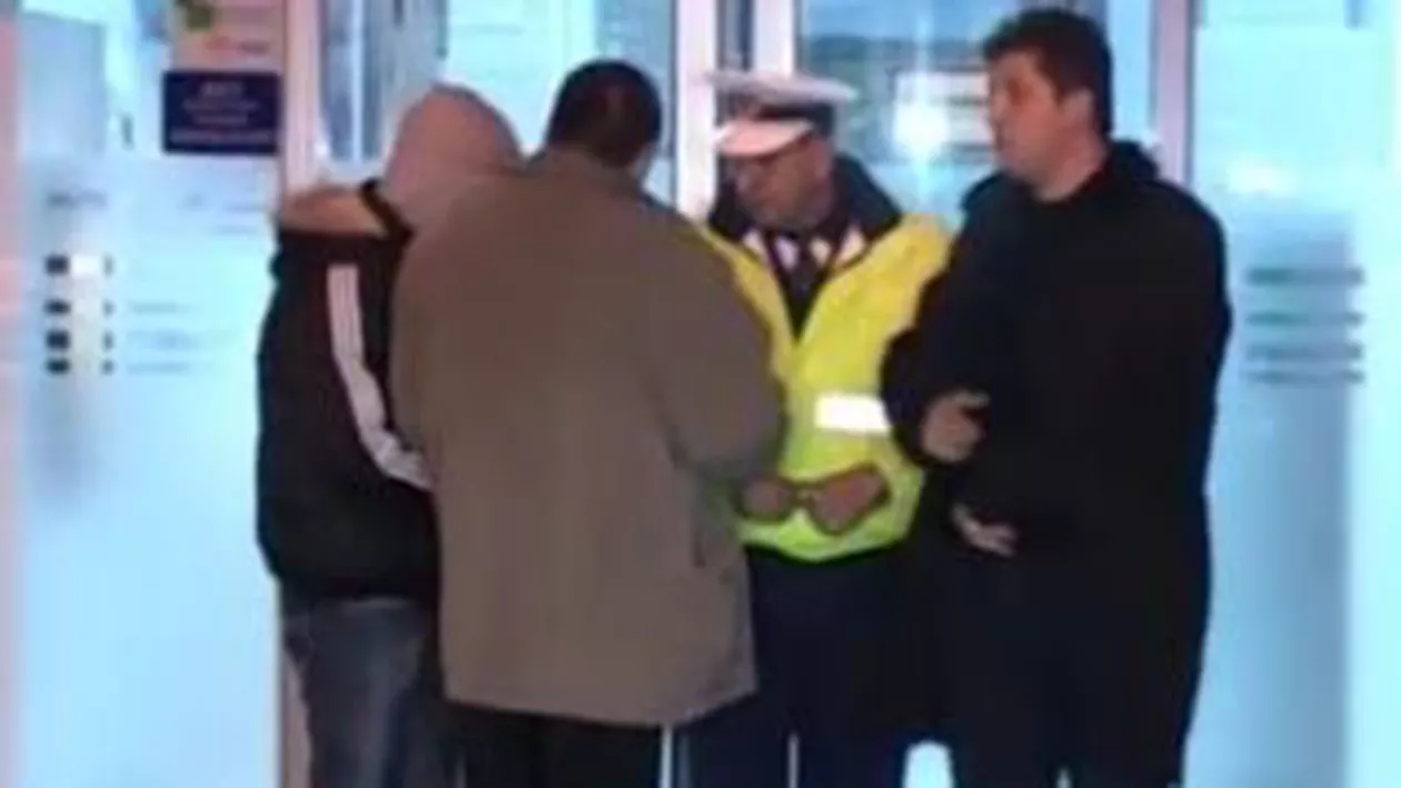 Cei doi bărbaţi mascaţi care au jefuit o bancă din Constanța, căutați de polițiști