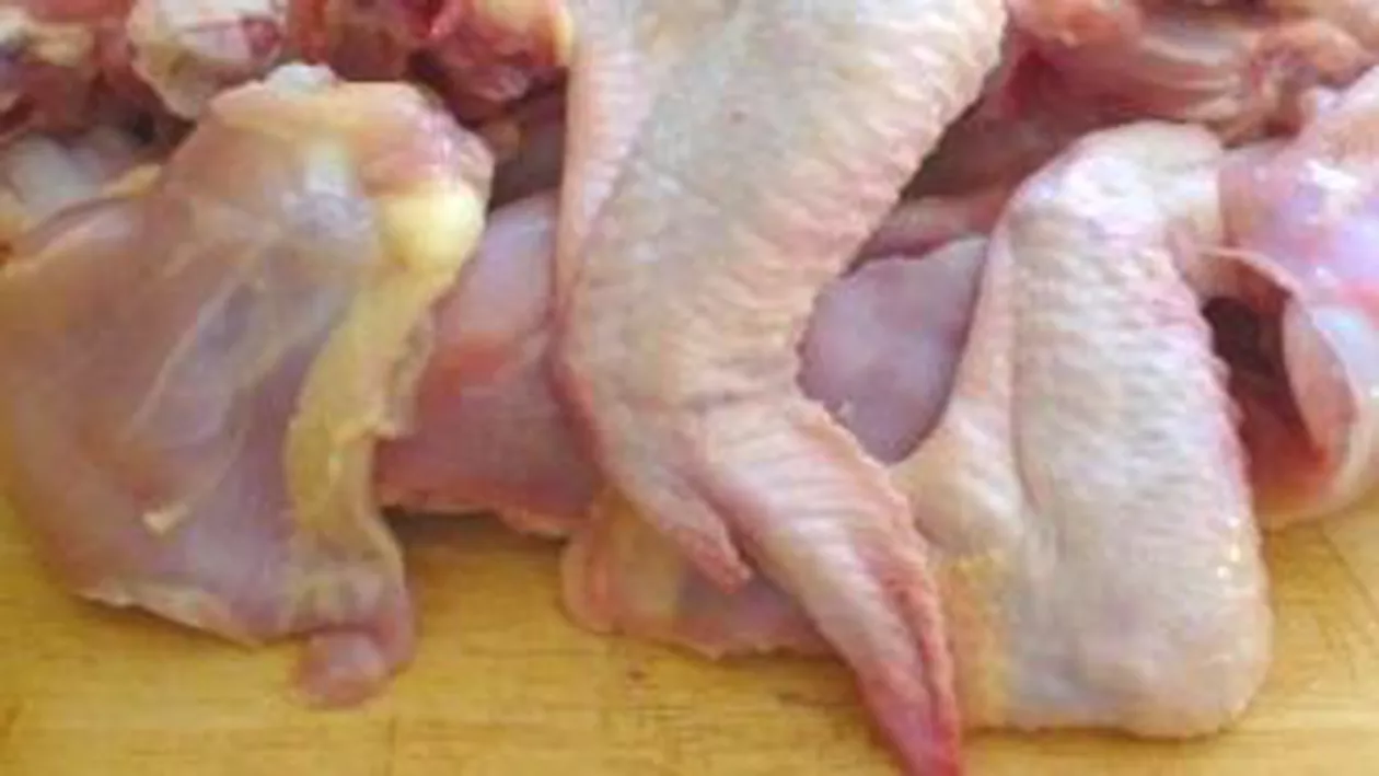 Un nou pericol pentru consumatori: O bacterie ce se găsește în carnea de pui poate provoca meningită!