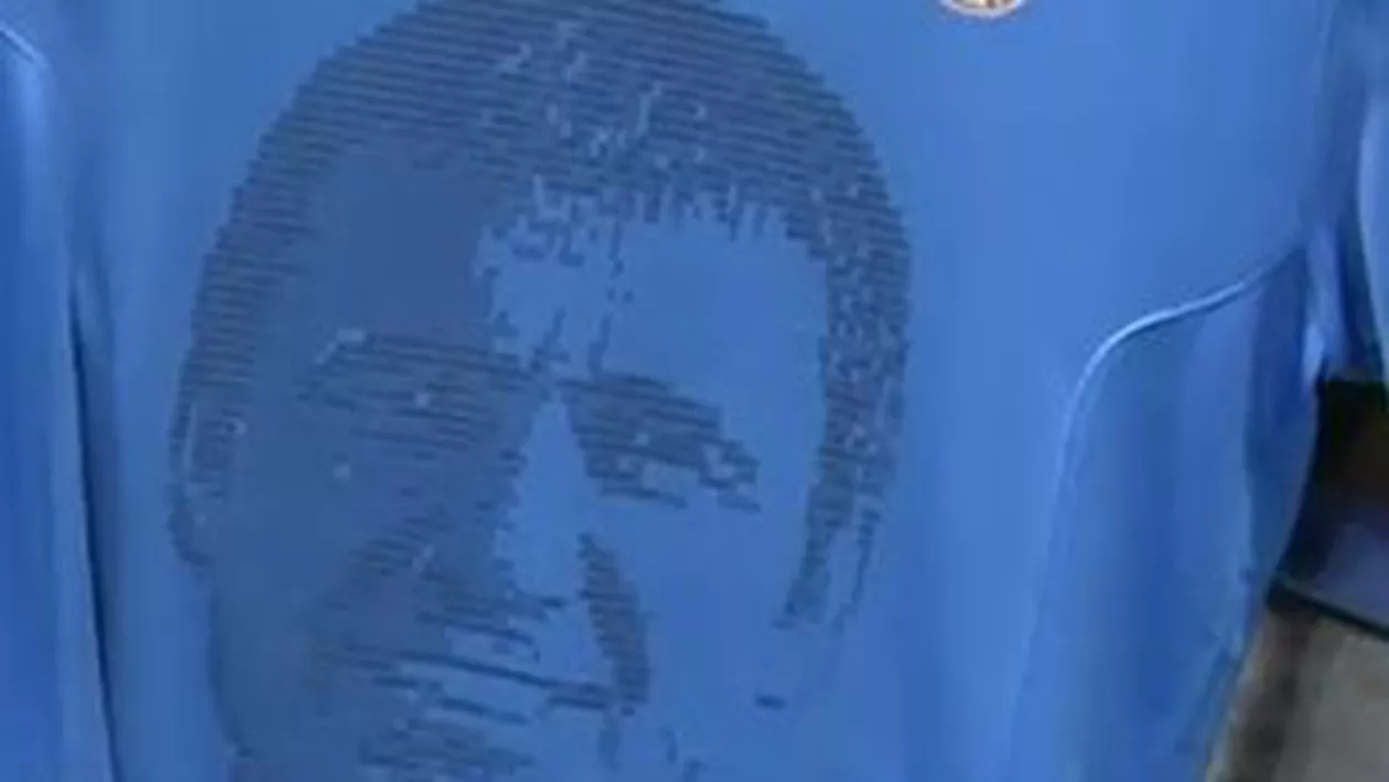A aparut un nou produs marca Gheorghe Hagi: Un tricou albastru imprimat cu faţa „Regelui”! (VIDEO)