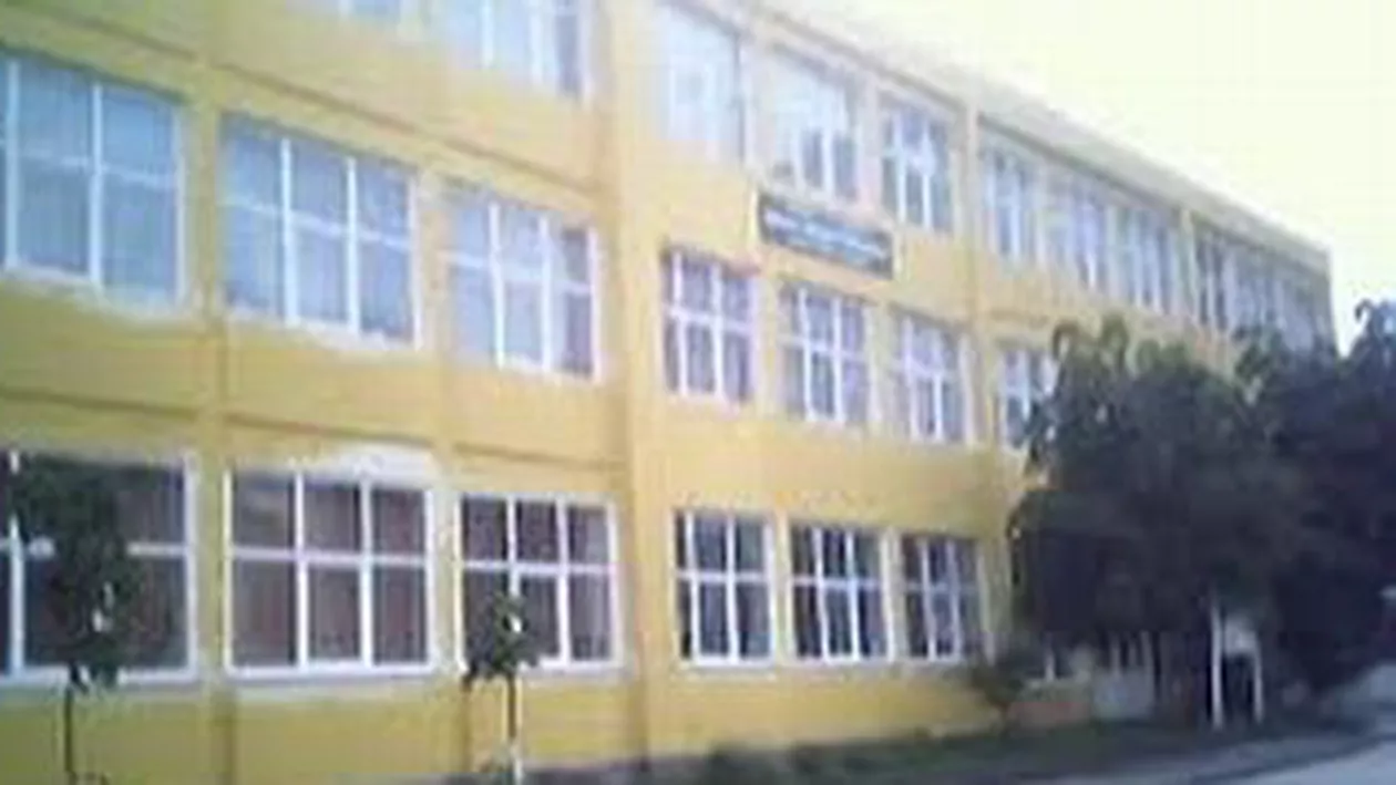 Dâmbovița: Directoarea școlii unde o fetiță de 8 ani a murit după ce căzut în hazna a fost demisă