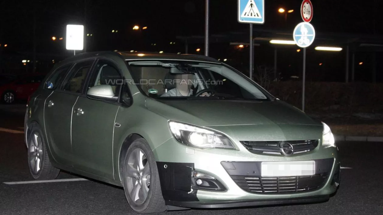 Opel Astra primește un facelift. Imagini spion cu modificările aduse mașinii (FOTO)