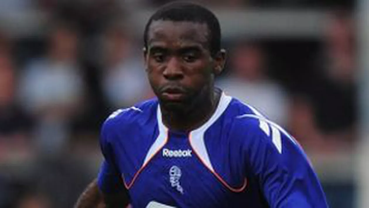 Jucătorul lui Bolton, Fabrice Muamba, respiră fără ajutorul aparatelor. Starea lui este în continuare gravă