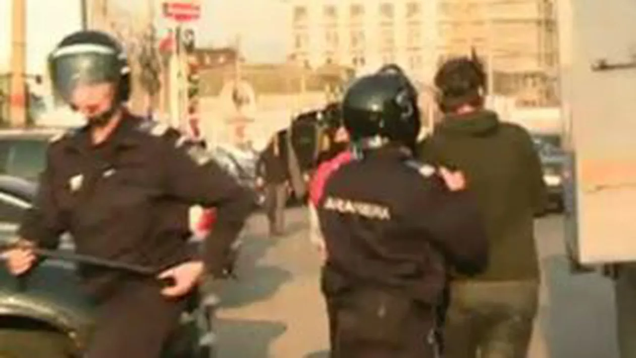 Protest cu îmbrânceli în Piața Victoriei: Zeci de suporteri ai echipei Universitatea Craiova au fost reținuți