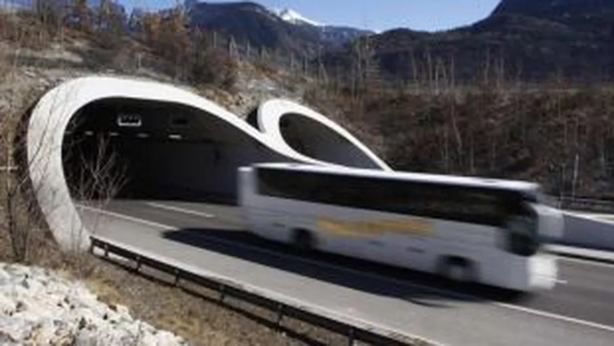 Un autocar care transporta 80 de persoane în Germania a luat foc în Pasul Tihuța