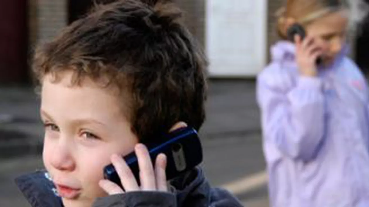 Telefonul mobil, un pericol pentru sănătate: Un studiu recent arată că celularele dublează riscul de cancer cerebral la copii