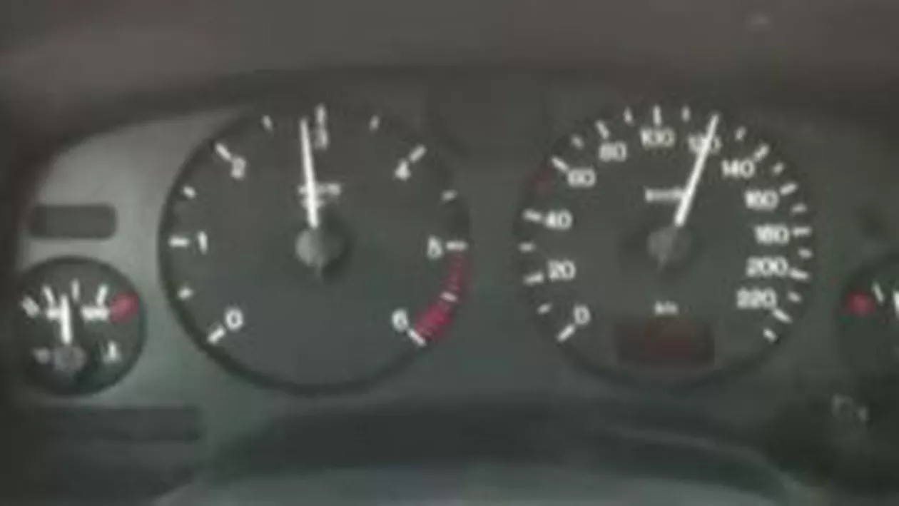 O maşină a poliției, surprinsă gonind cu 120 km/oră prin Gherla (VIDEO)