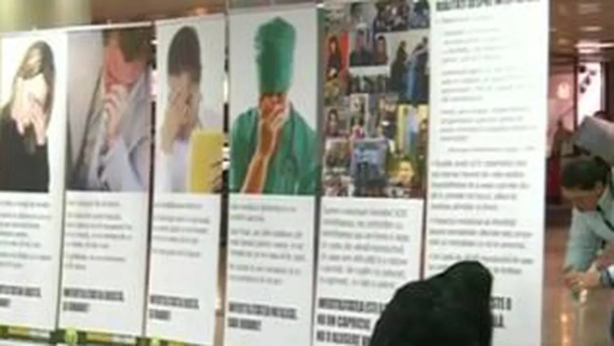 Mini-expoziția ”Infertilitatea există și doare”, organizată în Pasajul Universității din București