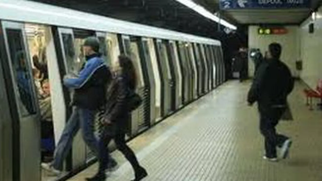 Un mic șarpe a ieșit ”la plimbare” în stația de metrou Eroilor (FOTO)
