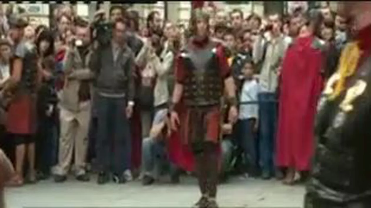 „Drumul Crucii”, în Centrul Vechi al Capitalei: Un grup de actori a refăcut drumul parcurs de Iisus Hristos până pe Dealul Golgotei (VIDEO)