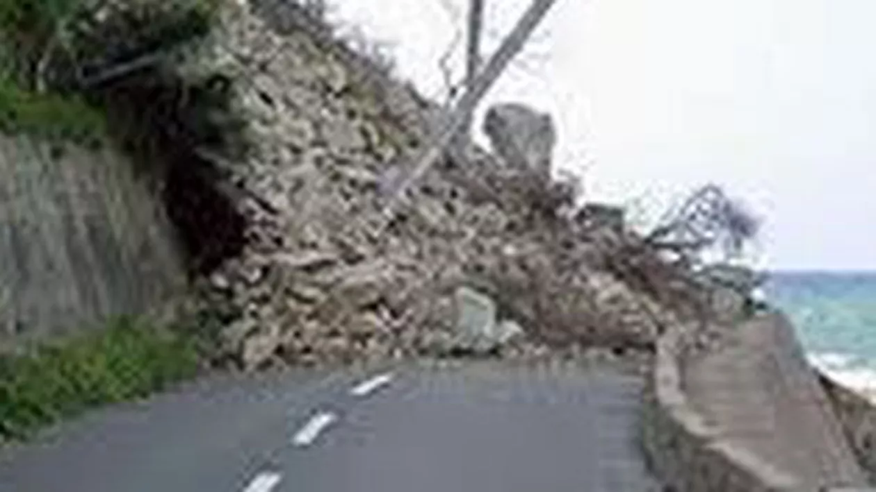 Alunecări de teren în Argeș: DJ 734, blocat după ce mai multe bucăți de pământ au căzut pe carosabil