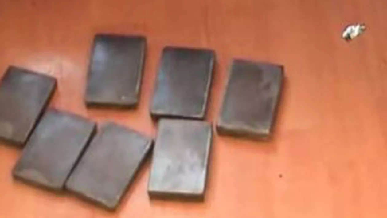 Două kilograme de hașiș, ascunse într-un apartament din Galați. Cinci persoane sunt cercetate