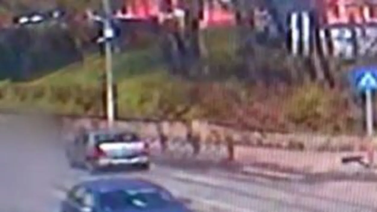 Accident surprins de camerele de supraveghere: Momentul în care un pieton grăbit e spulberat de un autoturism (VIDEO)