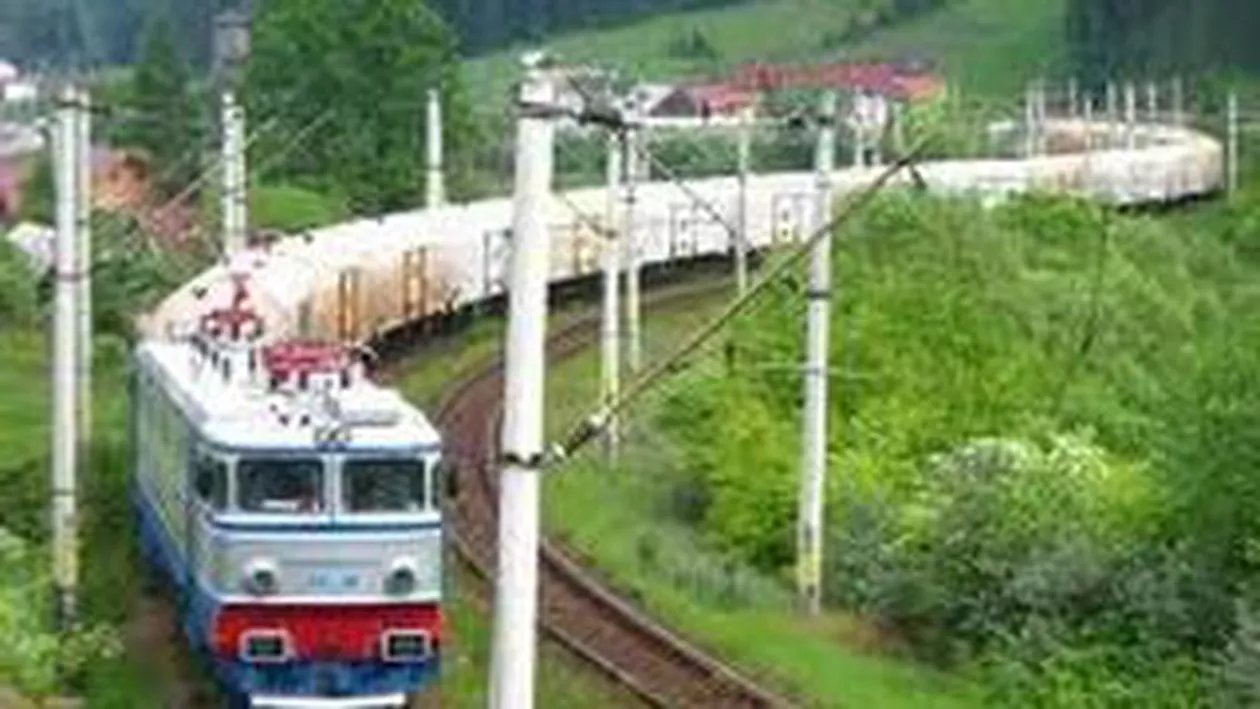 Caz incredibil la Bistrița: Un bărbat lovit de tren s-a ales doar cu o fractură!