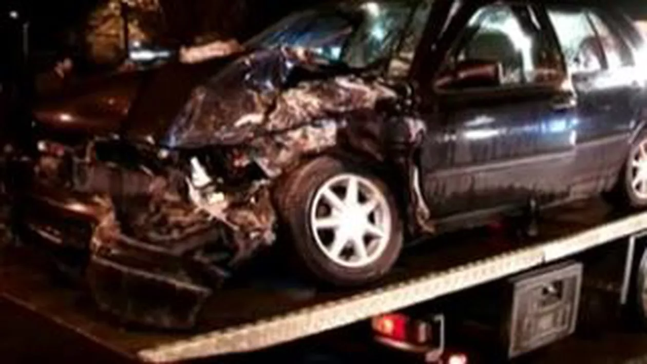 Iași: Un șofer a lovit cu mașina un tramvai și a fugit de la locul accidentului