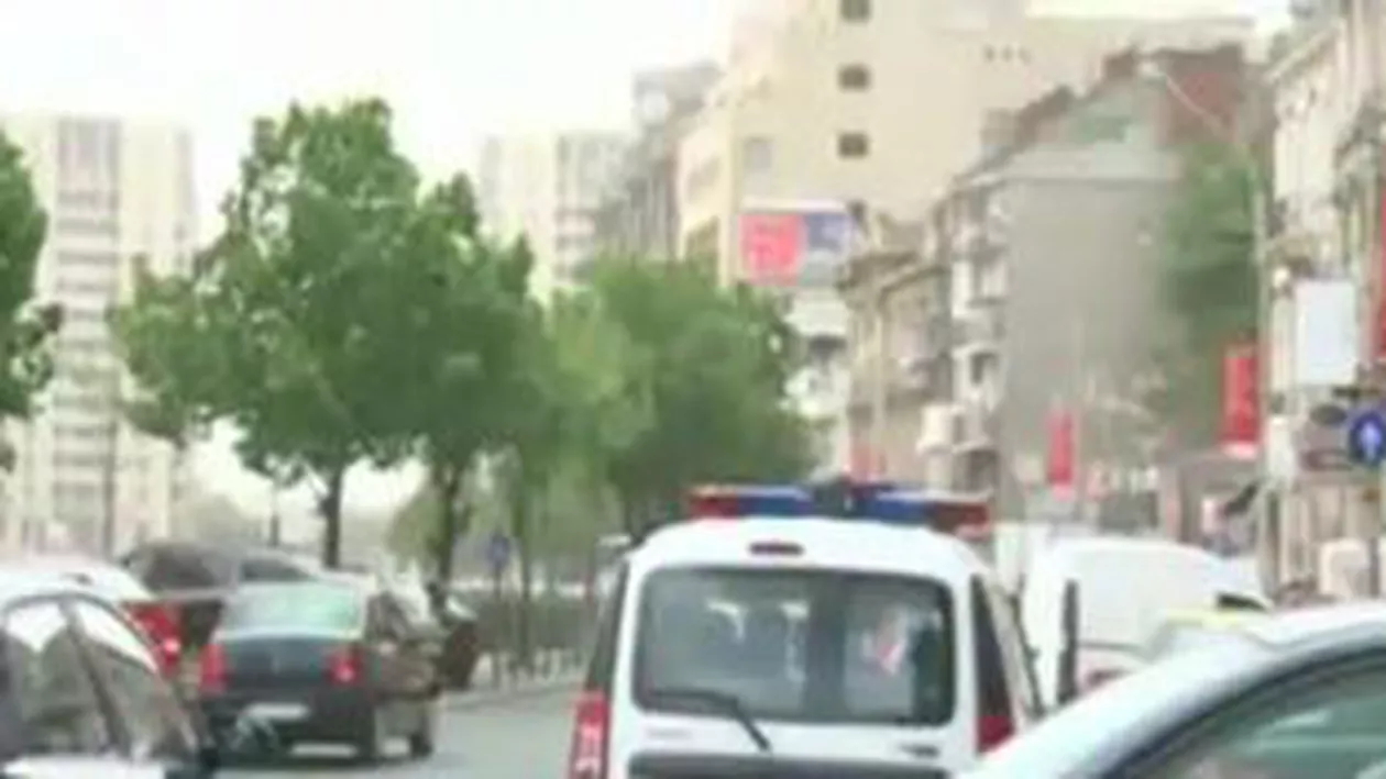 Tânărul lovit de un panou în urma vijeliei din București a murit. Alte două persoane au suferit răni ușoare