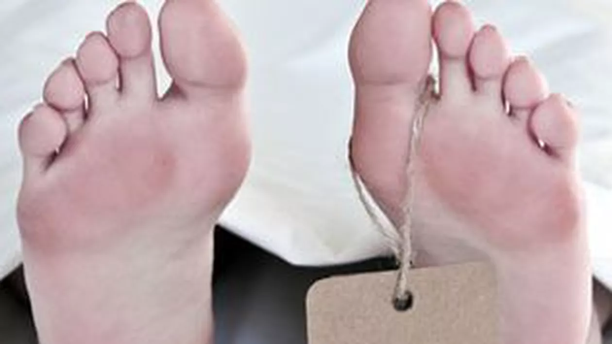 Galați: Un medic rezident s-a pozat lângă cadavre și a postat fotografia pe Facebook (VIDEO)