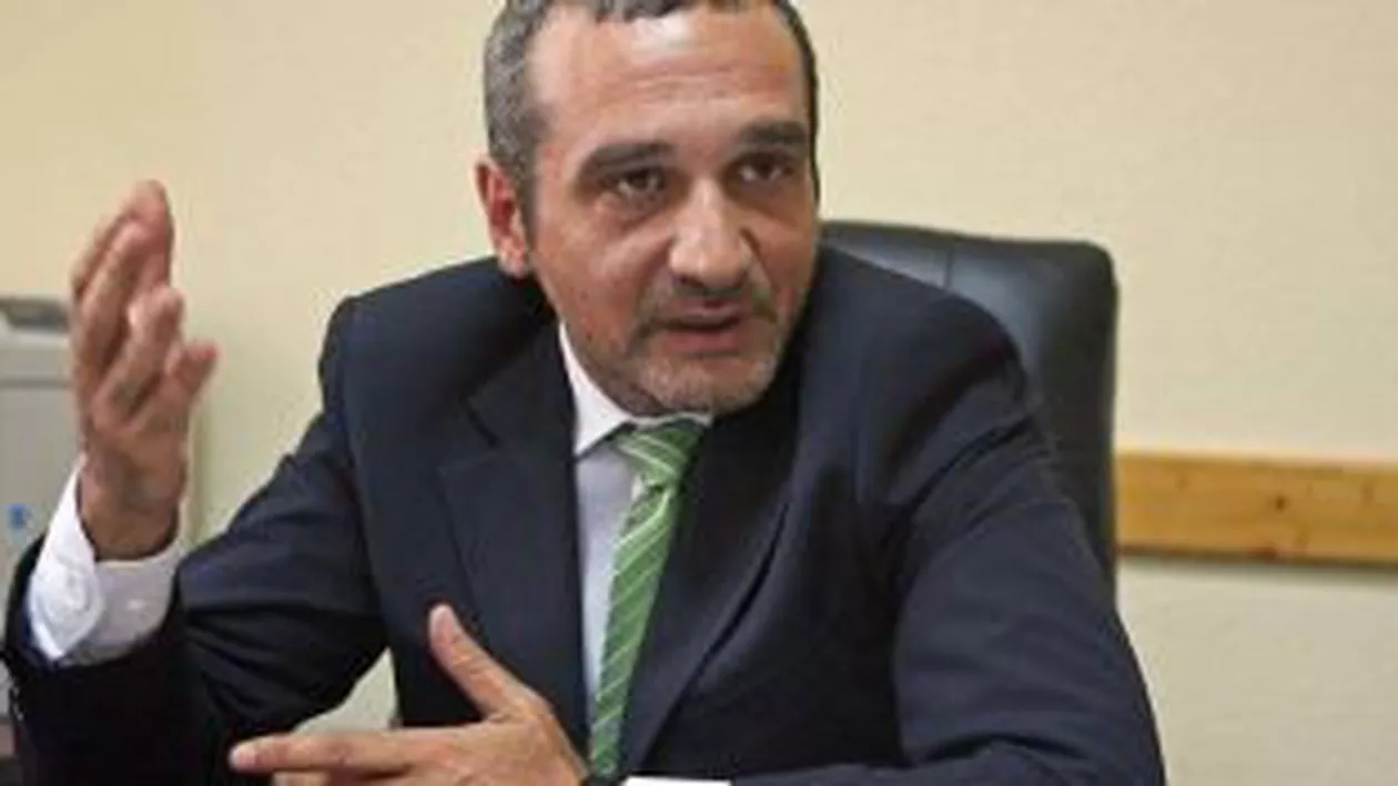 Sebastian Lăzăroiu, pe Facebook: „Geoană premier? Hm”