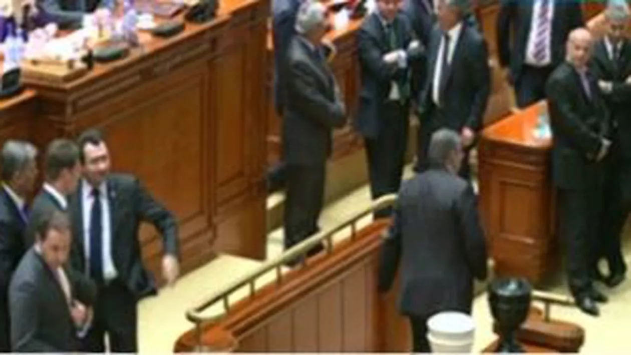 Guvernul Ungureanu a picat: Moțiunea de cenzură a trecut cu 235 de voturi ”pentru”