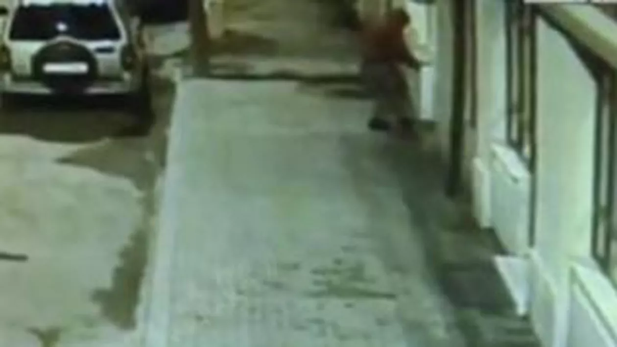 Tentativă de jaf la Dej: Hoțul a vrut să jefuiască o agenție loto, dar a adormit la fața locului (VIDEO)