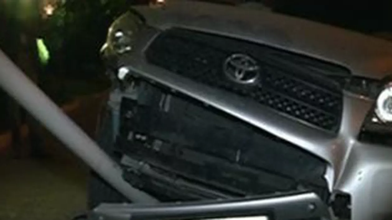 Panică în faţa unui mall din Capitală: Doi tineri, cât pe ce să fie omorâți de un șofer băut (VIDEO)