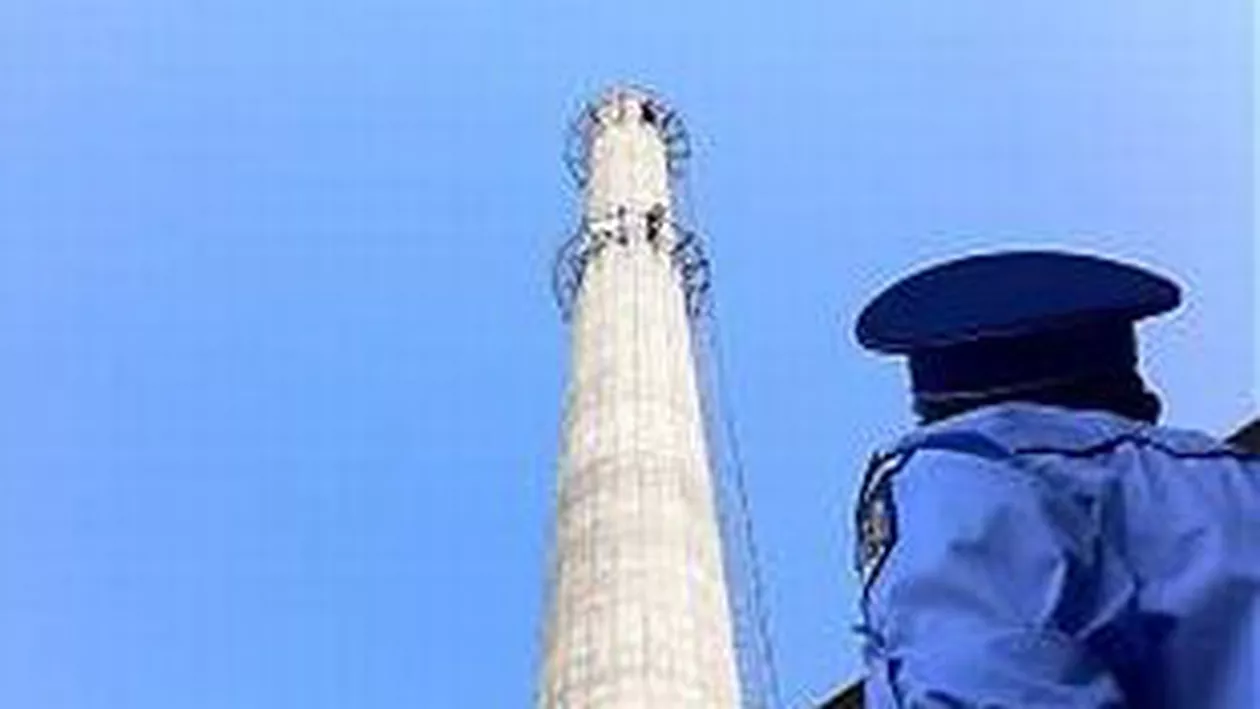 Botoşani: Un bărbat de 37 de ani s-a urcat pe turnul unei clădiri și amenințat că se aruncă