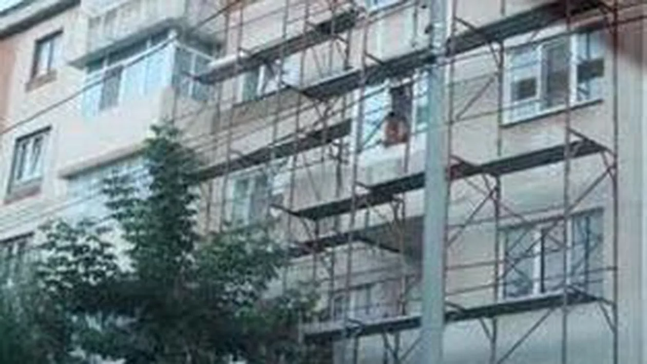 Trei băimăreni, la spital după ce o schelă a căzut peste ei. Printre victime este și un copil