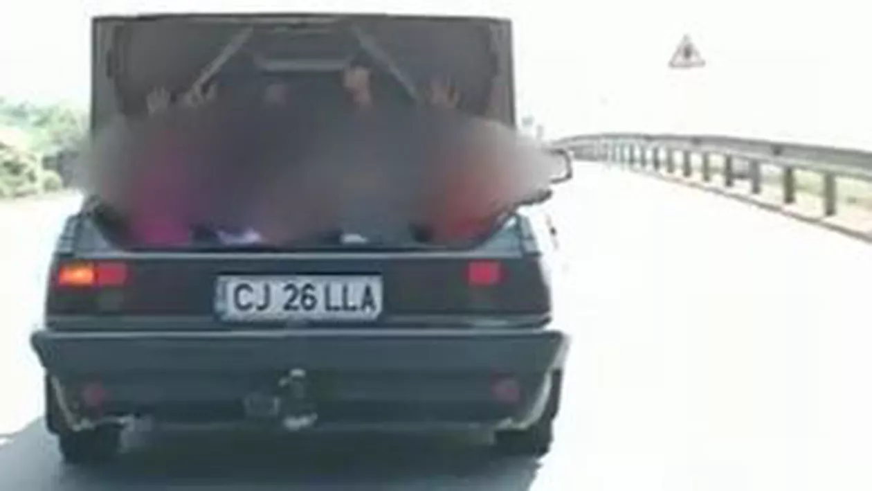 Se întâmplă în România: Patru copii, plimbaţi în portbagajul unei maşini (VIDEO)