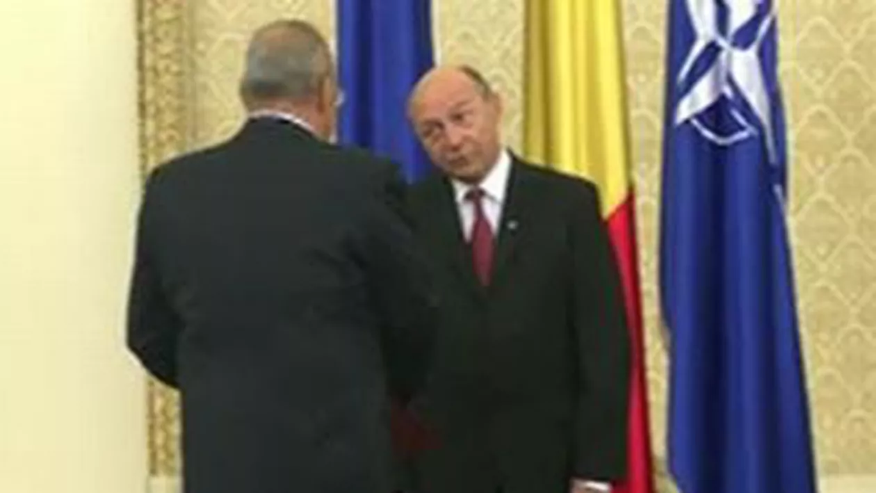Traian Băsescu a refuzat să dea mâna cu ministrul Andrei Marga la ceremonia de depunere a jurământului (VIDEO)