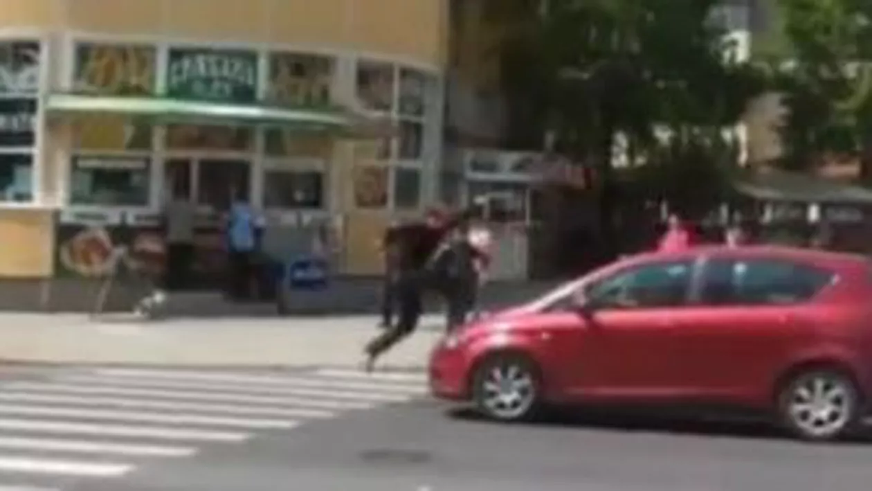 Focșani: Un bărbat s-a dat în spectacol urcându-se pe capotele mașinilor din trafic (VIDEO)