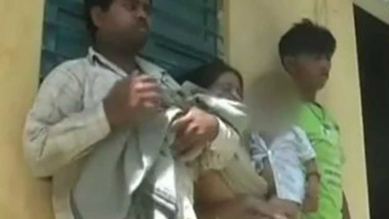 O fetiță de şase săptămâni din India, la un pas să fie îngropată de vie de propria familie