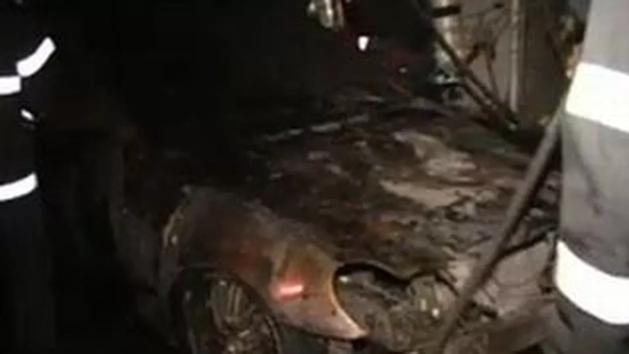 Botoşani: O maşină de lux a ars în urma unui incendiu care a cuprins un garaj