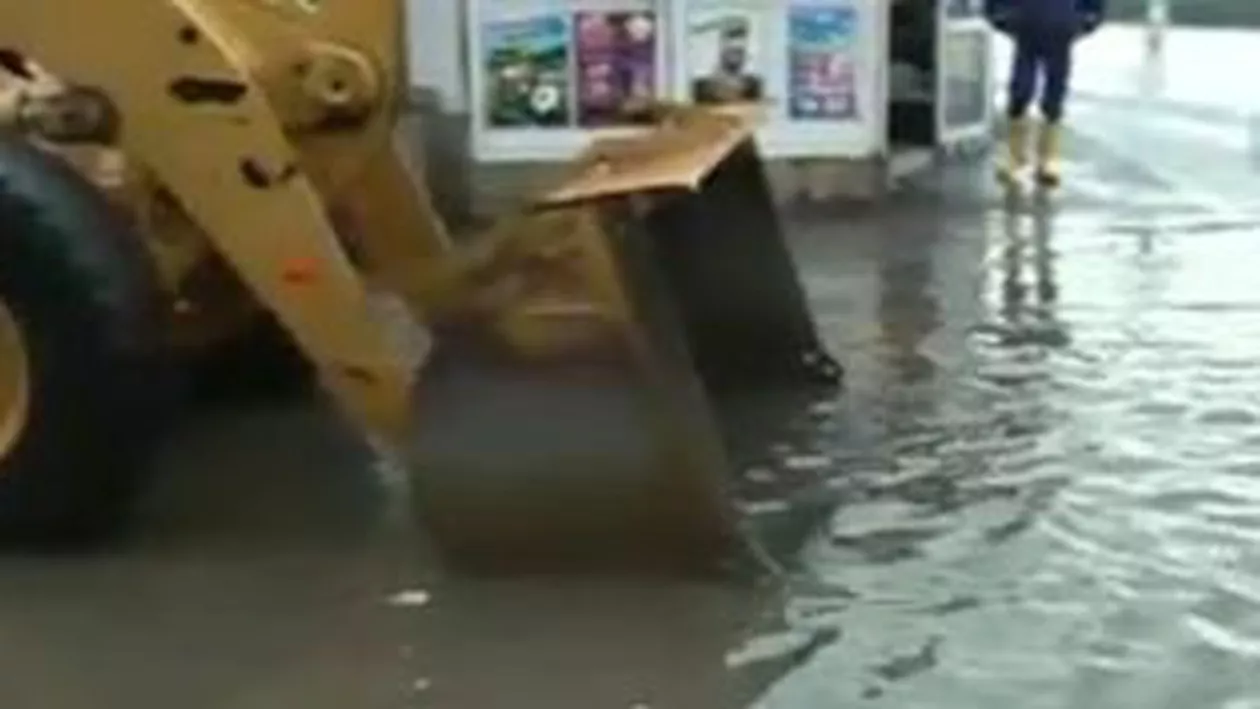 București: Sediul Bibliotecii Naționale, inundat din cauza ploii torențiale