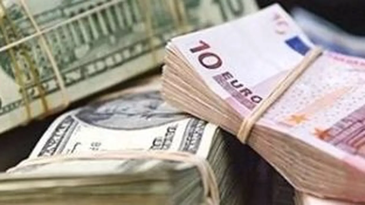 Euro, cotat la 4,44 lei, al patrulea maxim istoric consecutiv. BNR: Deprecierea leului, cauzată de recesiunea din Europa
