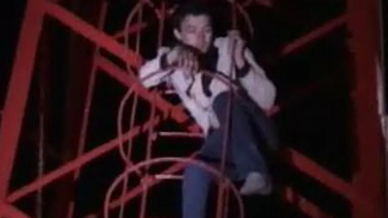 Protest la înălțime în Târgoviște: Un tânăr băut s-a urcat la 30 de metri înălțime și amenința că se aruncă în gol (VIDEO)