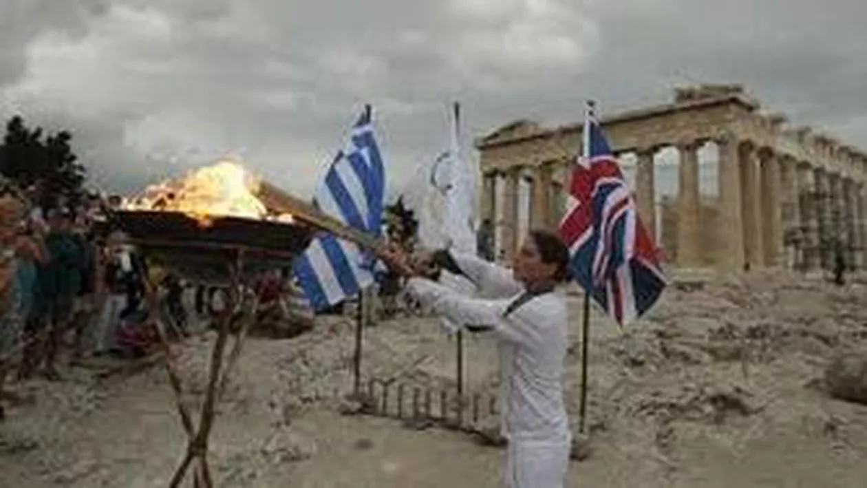 Flacăra olimpică a fost predată organizatorilor Jocurilor Olimpice de la Londra