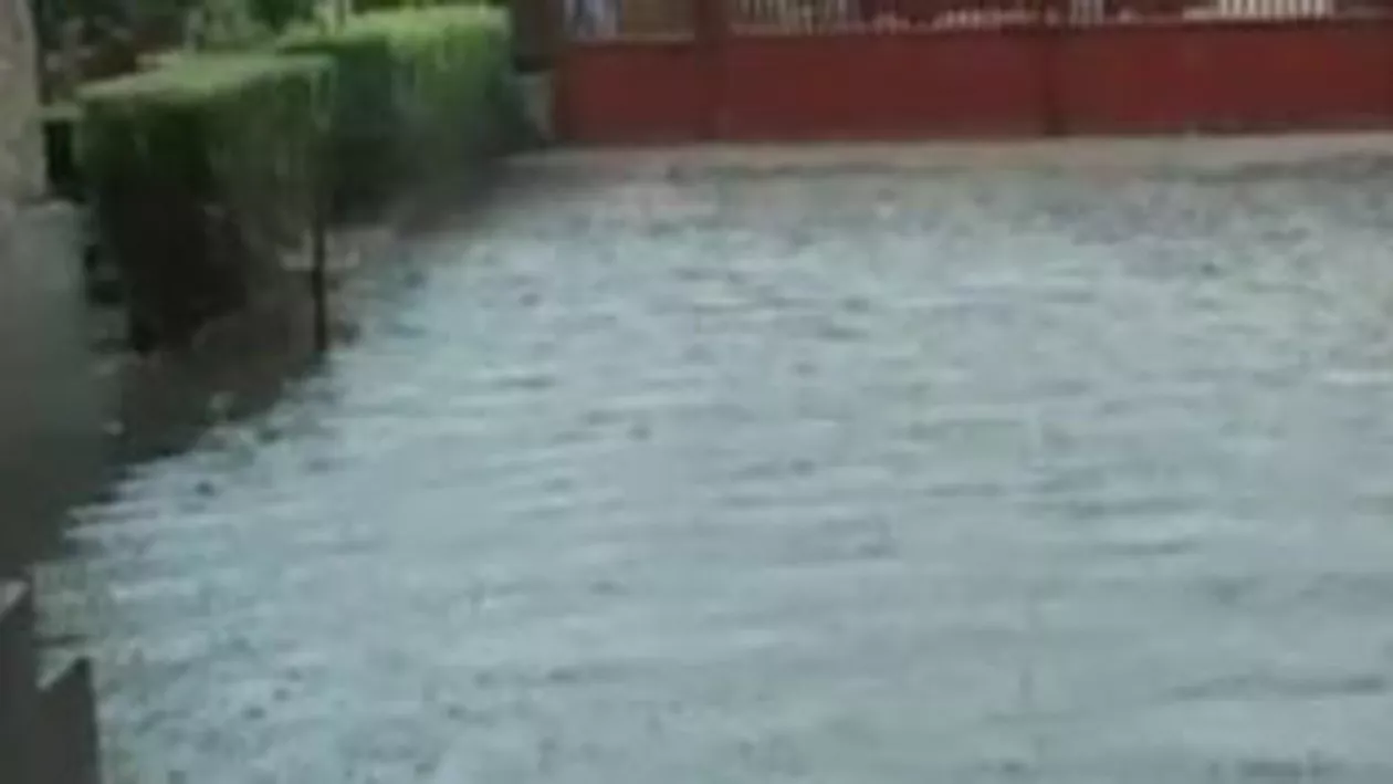 Prahova: Fetița luată de viitură în timp ce se juca lângă un pârâu, găsită moartă