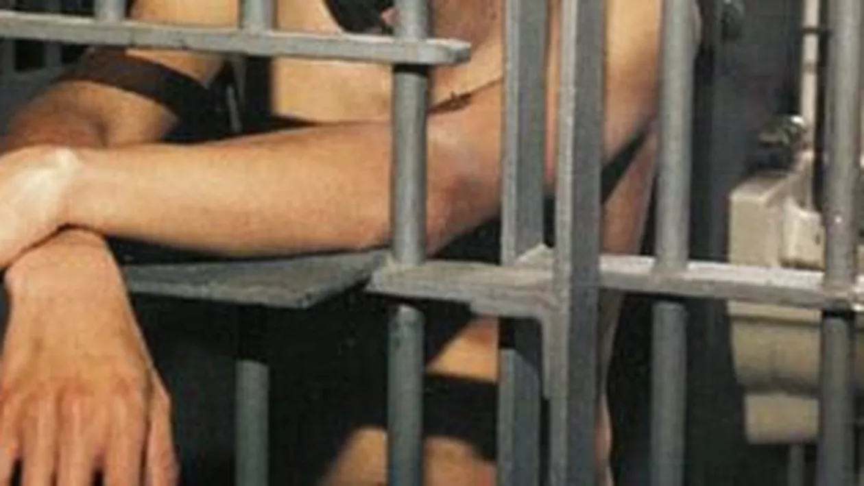 Vâlcea: Bărbat care a întreţinut raporturi sexuale cu fiica sa de 16 ani, timp de şase ani, arestat