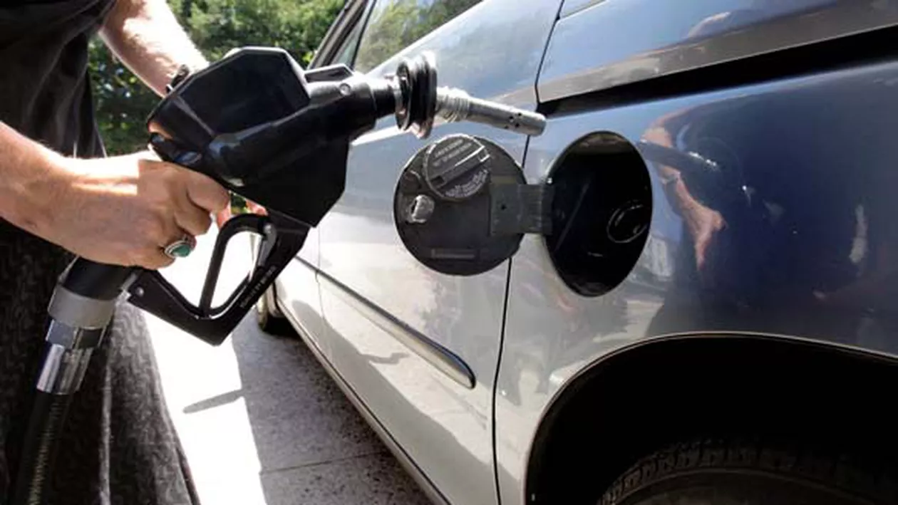 Cum fură șoferii români combustibil din mașina de serviciu, din mers