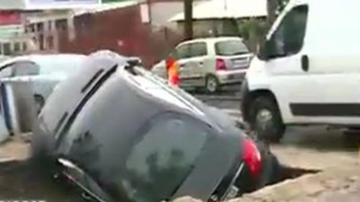 Mașină de lux, înghițită de o groapă în zona de nord a Bucureștiului. Șoferul a plecat de la fața locului (VIDEO)