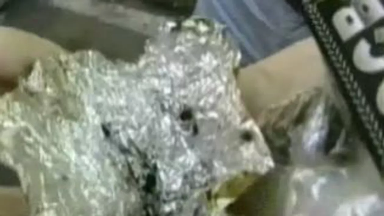 Iaşi: Un traficant de stupefiante prins de polițiști a aruncat drogurile pe geam