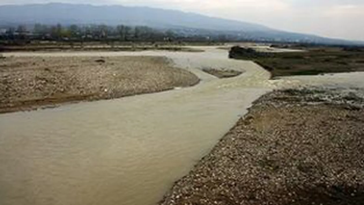 ISU Vrancea a solicitat un elicopter pentru salvarea unui bărbat blocat pe o insulă a râului Putna