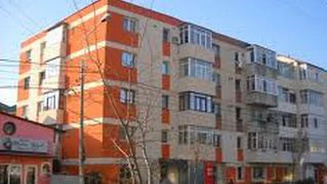 Doi bărbați din Bacău s-au urcat pe un bloc, amenințând că se aruncă dacă nu primesc locuință