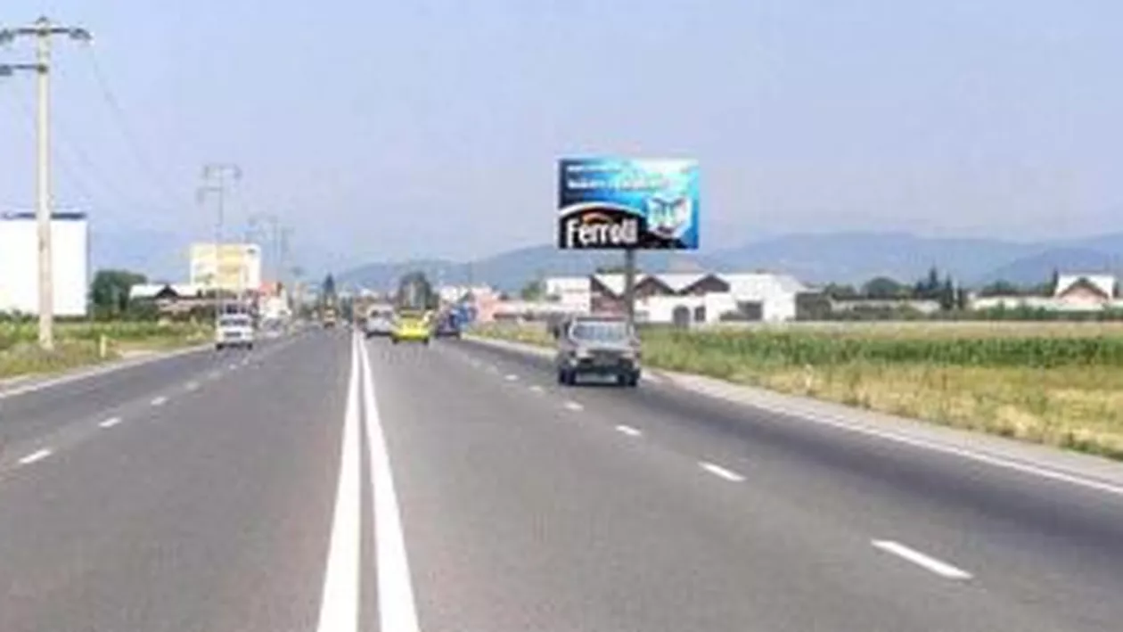Traficul pe DN 64, la ieşirea din Băile Olăneşti, blocat din cauza alunecărilor de teren: Alte 3 drumuri naționale au probleme