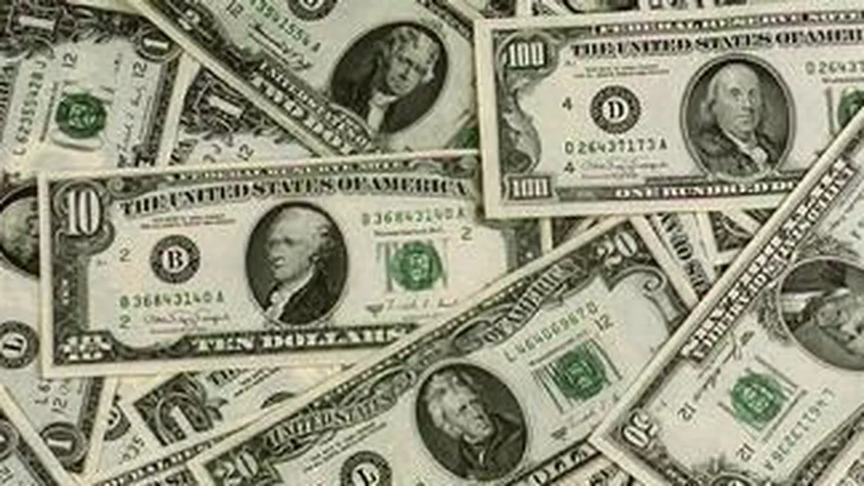 Dolarul, nou maxim istoric: Cotația euro este în coborâre
