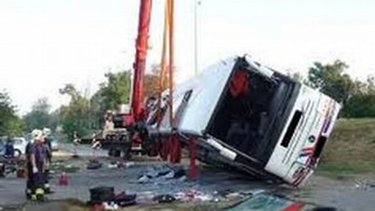 Un autocar cu 25 de turiști s-a răsturnat în județul Vrancea. Un mort și 16 răniți, între care și un copil