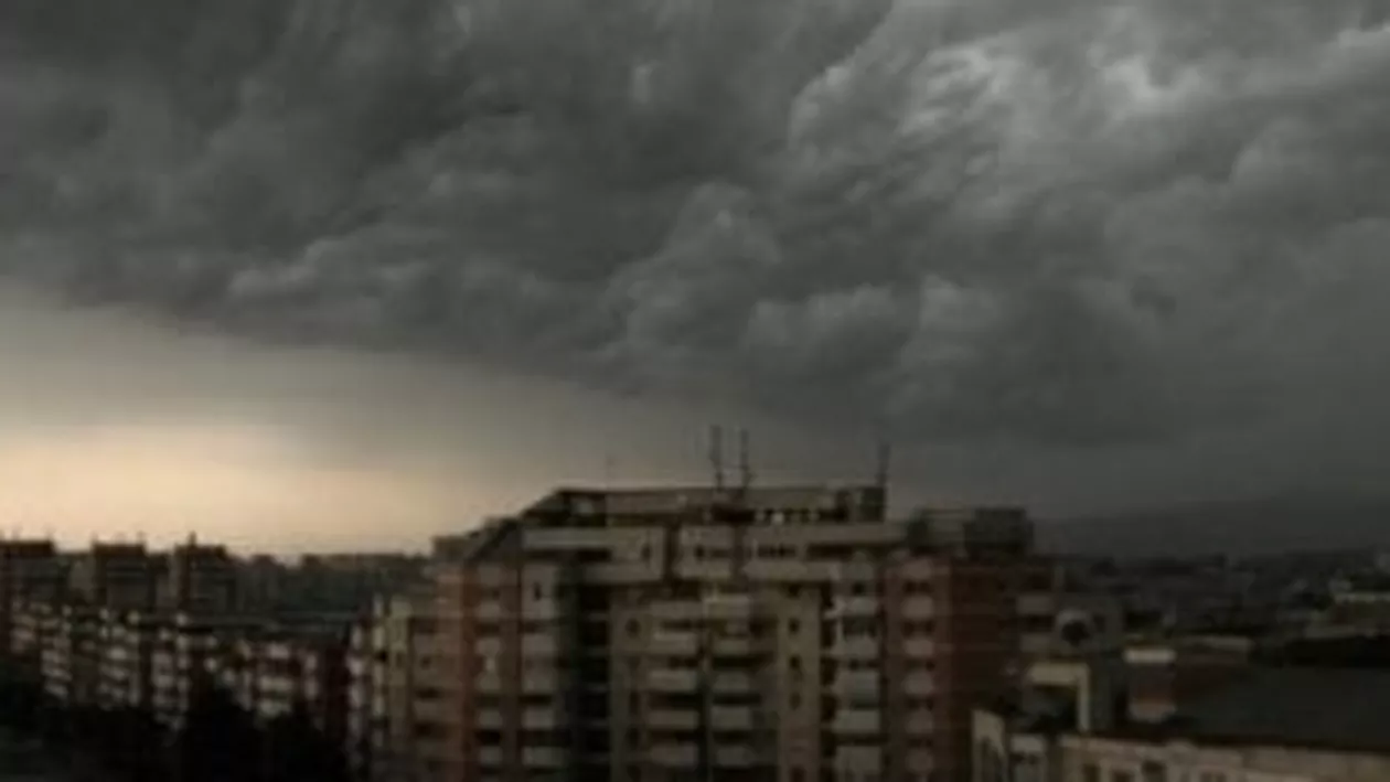 Cod galben de ploi și vijelii pentru întreaga țară, până miercuri după-amiază. Vezi prognoza meteo