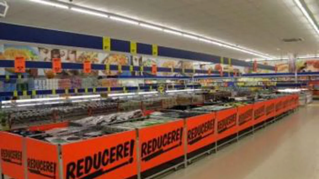 Constanța: Sute de pensionari s-au îngrămădit la deschiderea unui supermarket (VIDEO)