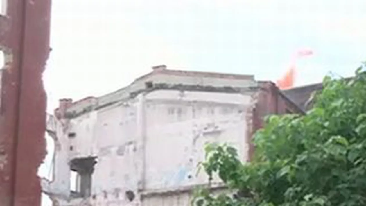 Bucureşti: Incendiu puternic la o fabrică dezafectată din apropierea Morii lui Assan. Flăcările au fost stinse de un elicopter (VIDEO)