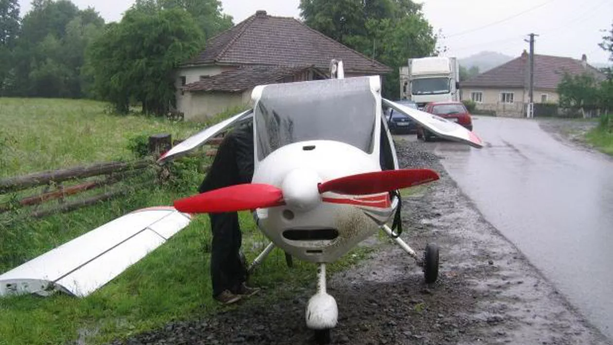 Avionul care a aterizat forțat în Arad, lăsat în grija sătenilor din Măgulicea