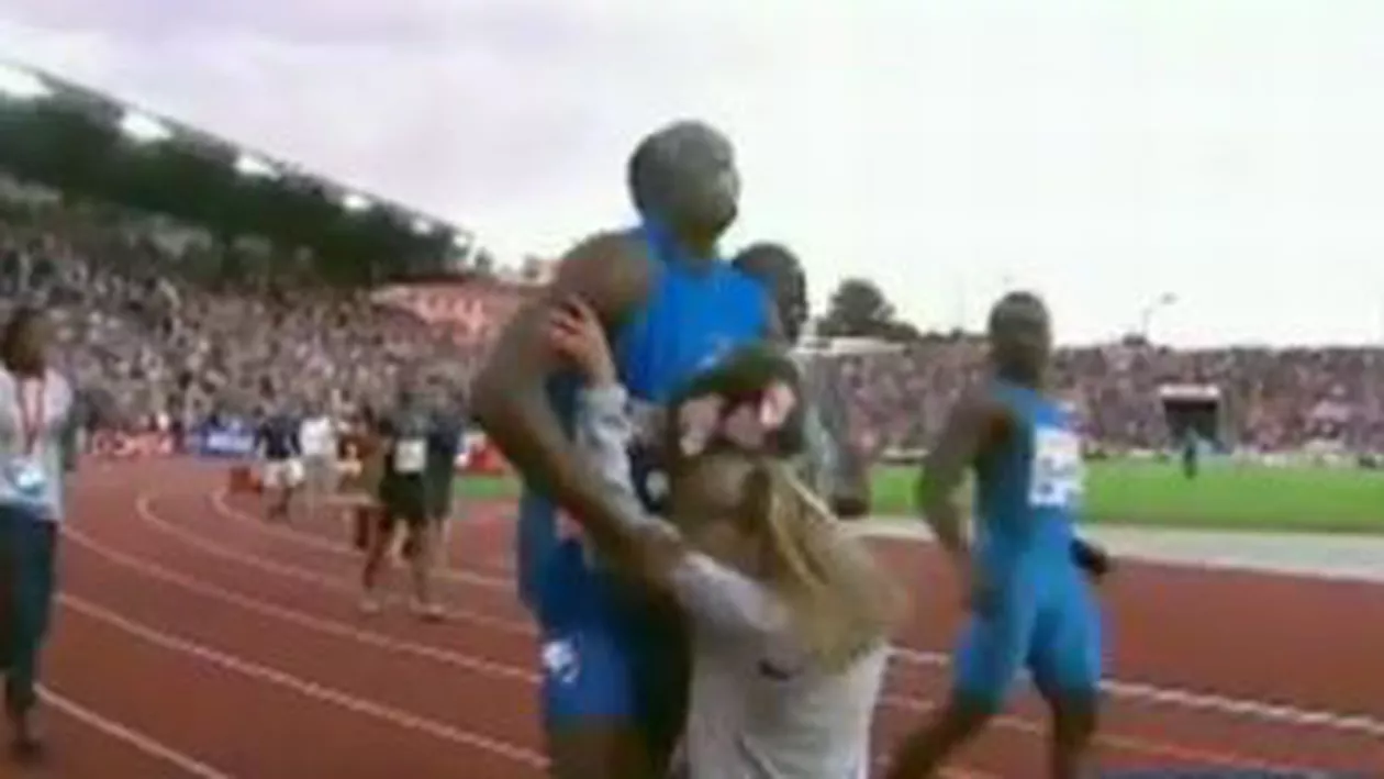 Usain Bolt a lovit o fată care îi aducea flori la sfârșitul unei curse: Sportivul alerga cu 40 de km/h (VIDEO)